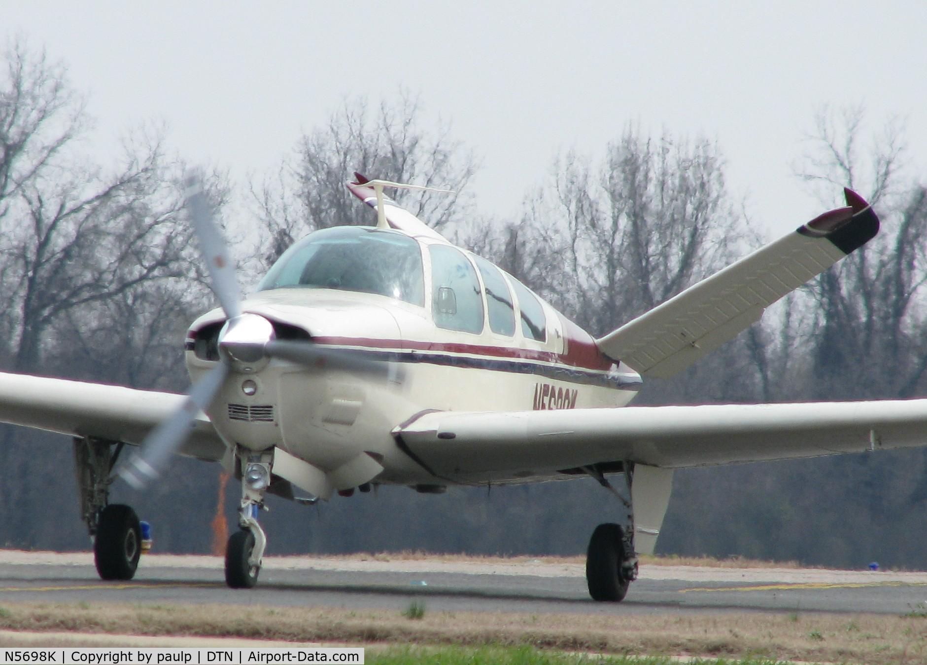 N5698K, 1964 Beech S35 Bonanza C/N D-7622, Taxiing on Foxtrot to 14 at Downtown Shreveport.