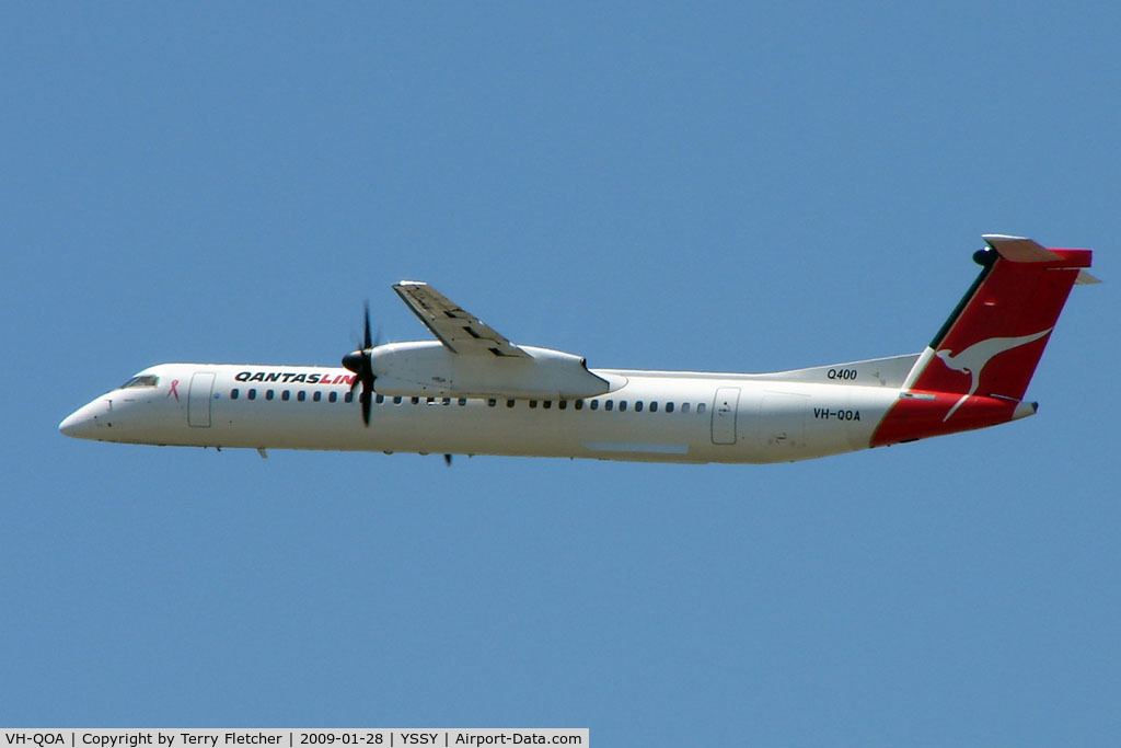 VH-QOA, 2005 De Havilland Canada DHC-8-402 Dash 8 C/N 4112, Qantaslink Dash 8 lifts out of Sydney