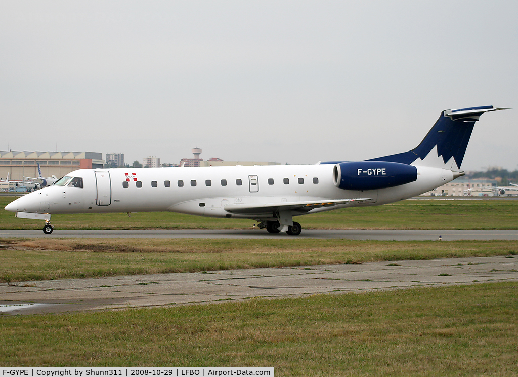 F-GYPE, 2001 Embraer ERJ-135LR (EMB-135LR) C/N 145492, Taxiing holding point rwy 32R for departure...