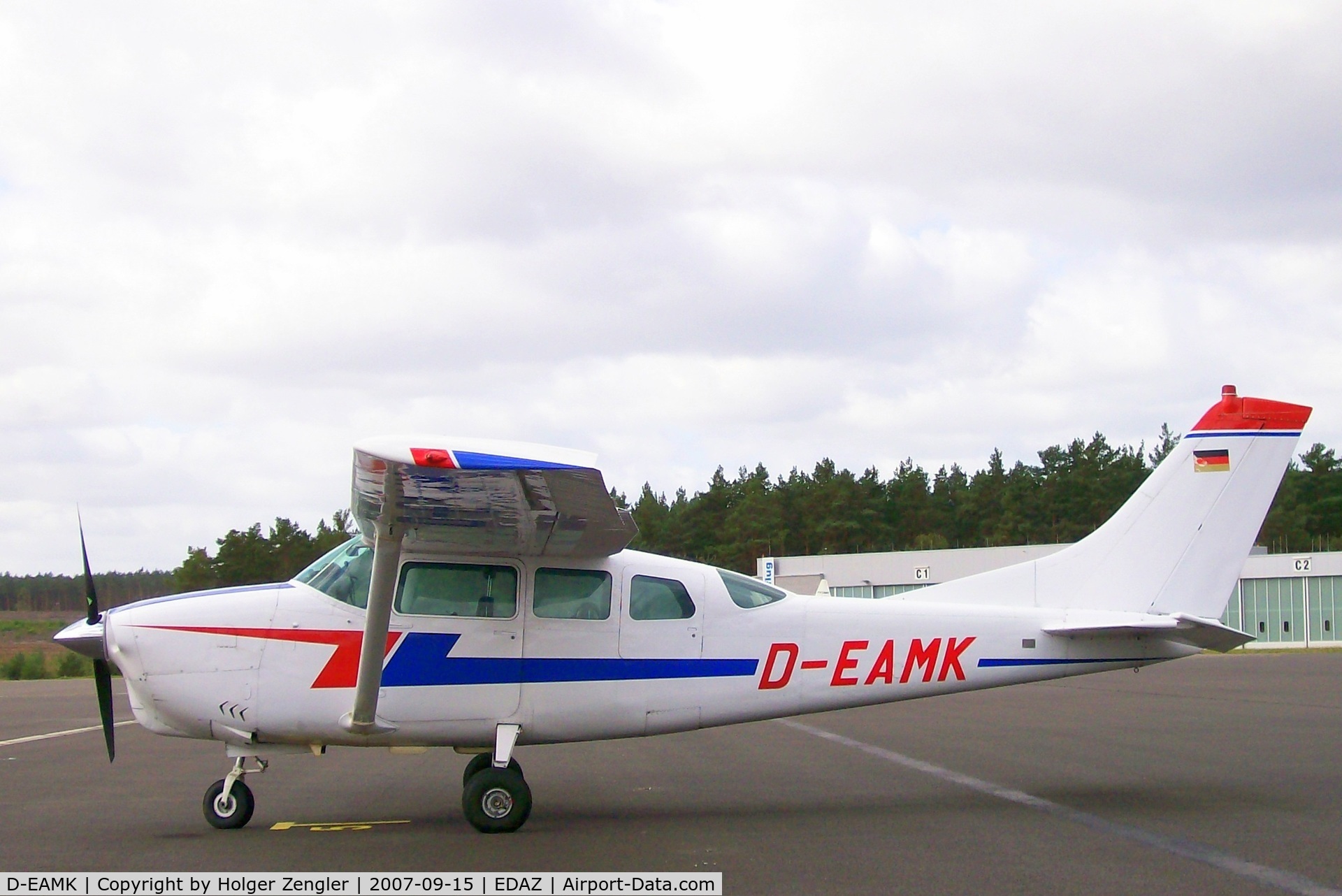 D-EAMK, Cessna T210F Turbo Centurion C/N T2100059, Waiting for.......