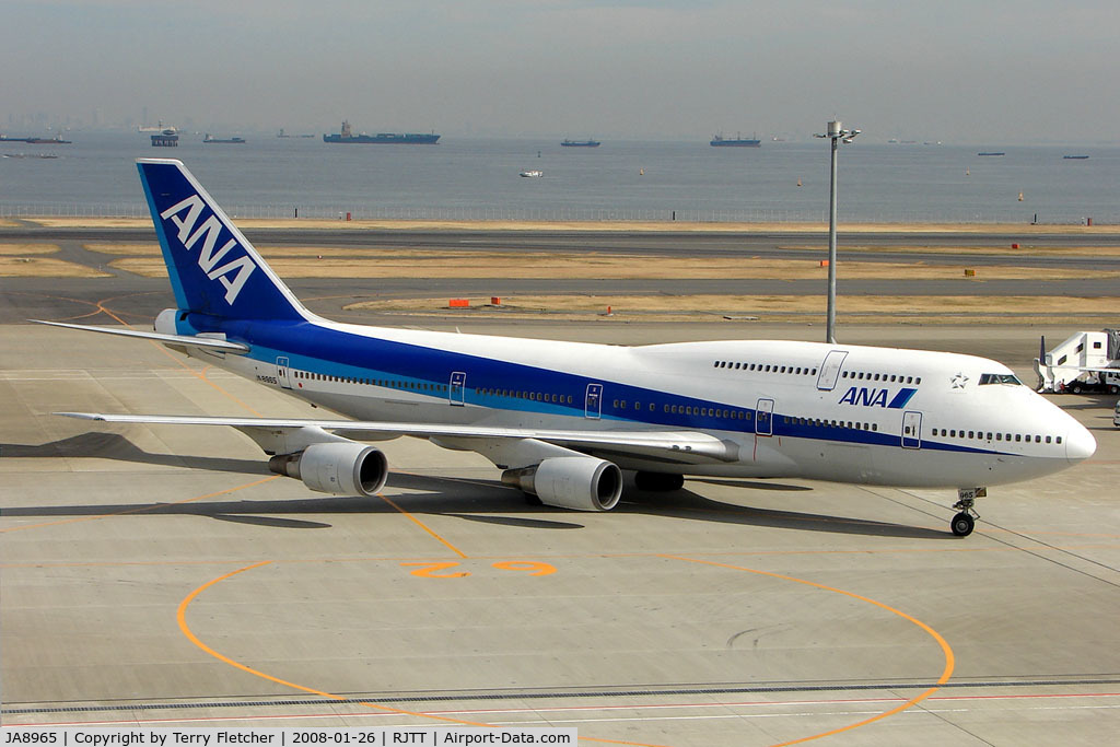 JA8965, 1995 Boeing 747-481D C/N 27436, ANA B747 taxies in at Haneda