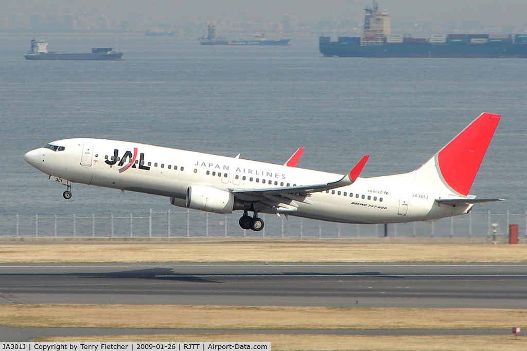 JA301J, 2006 Boeing 737-846 C/N 35330, JAL B737 lifts off from Haneda