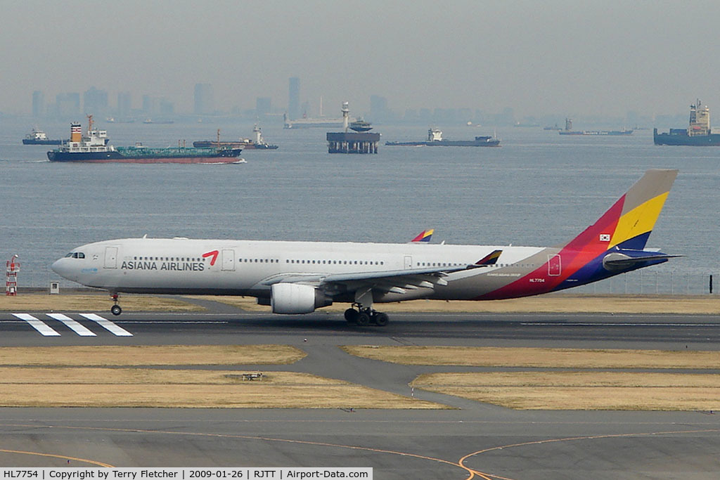 HL7754, 2007 Airbus A330-323X C/N 845, Asiana Airbus A330 about to lift off from Haneda