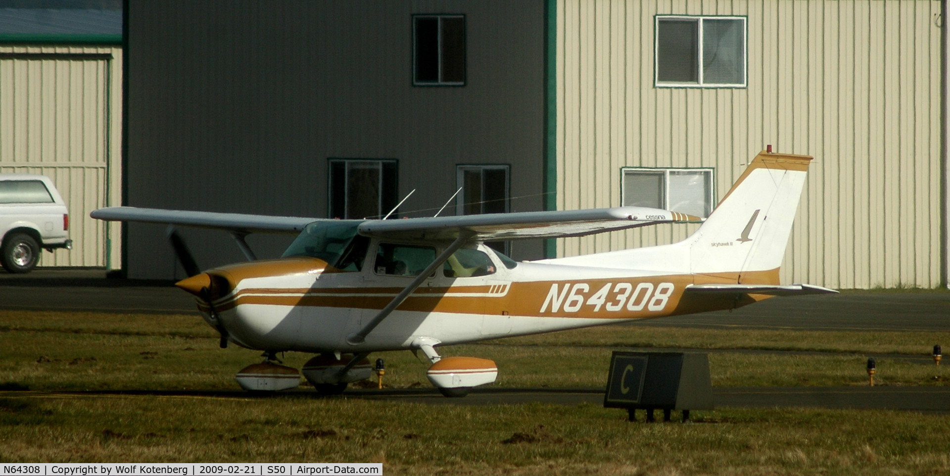N64308, 1975 Cessna 172M C/N 17265158, taxying