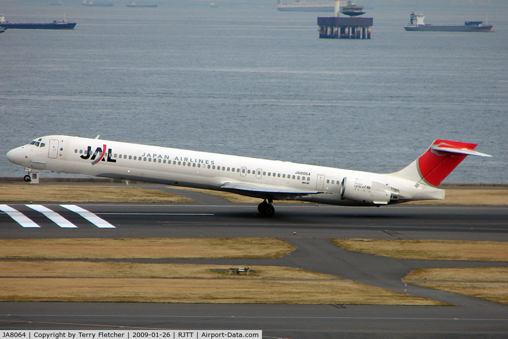 JA8064, 1995 McDonnell Douglas MD-90-30 C/N 53354, JAL MD90 lifts off from Haneda