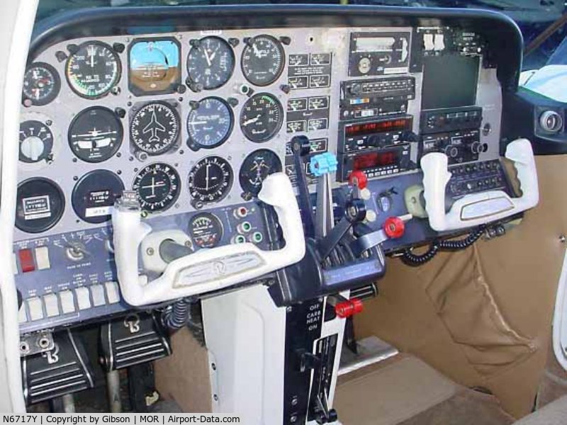 N6717Y, 1980 Beech 76 Duchess C/N ME-331, Cockpit