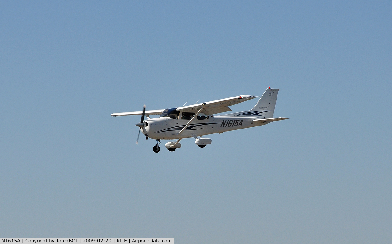 N1615A, 2005 Cessna 172S C/N 172S9910, Late Model Cessna Skyhawk SP on short final Runway 19 @ Skylark Field