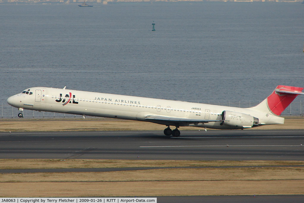 JA8063, 1995 McDonnell Douglas MD-90-30 C/N 53353, JAL MD90 lifts off from Haneda
