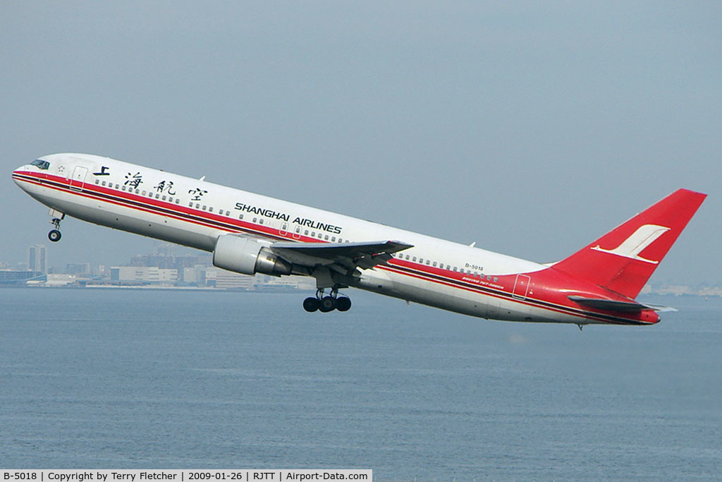 B-5018, 1998 Boeing 767-3Q8/ER C/N 28207, Shanghai Airlines B767 lifts out off Haneda