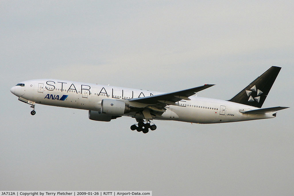 JA712A, Boeing 777-281 C/N 33407, ANA/ Star Alliance B777 climbs out of Haneda