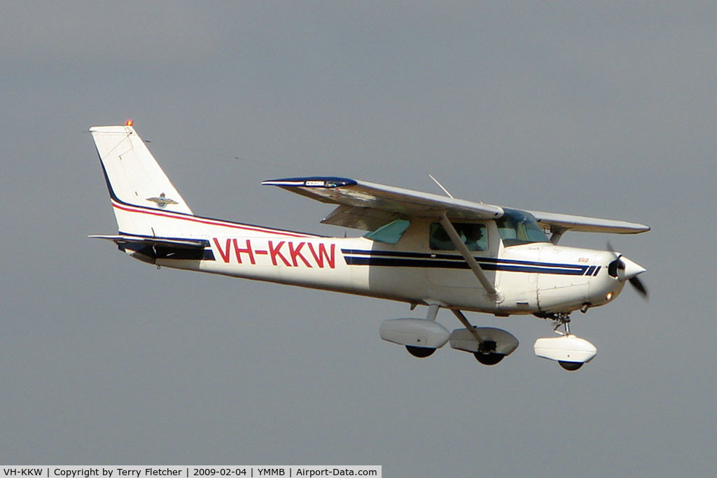 VH-KKW, 1983 Cessna 152 C/N 15285802, Cessna 152 on approach to Moorabbin