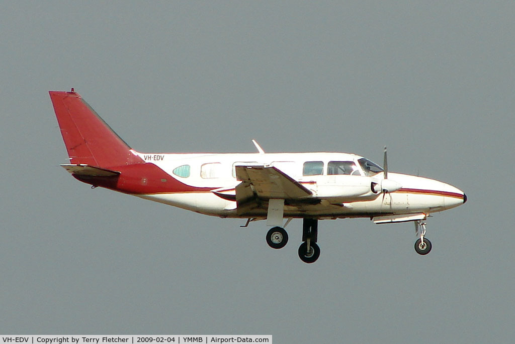VH-EDV, 1973 Piper PA-31-350 Chieftain C/N 31-7305025, Piper Chieftan about to land at Moorabbin