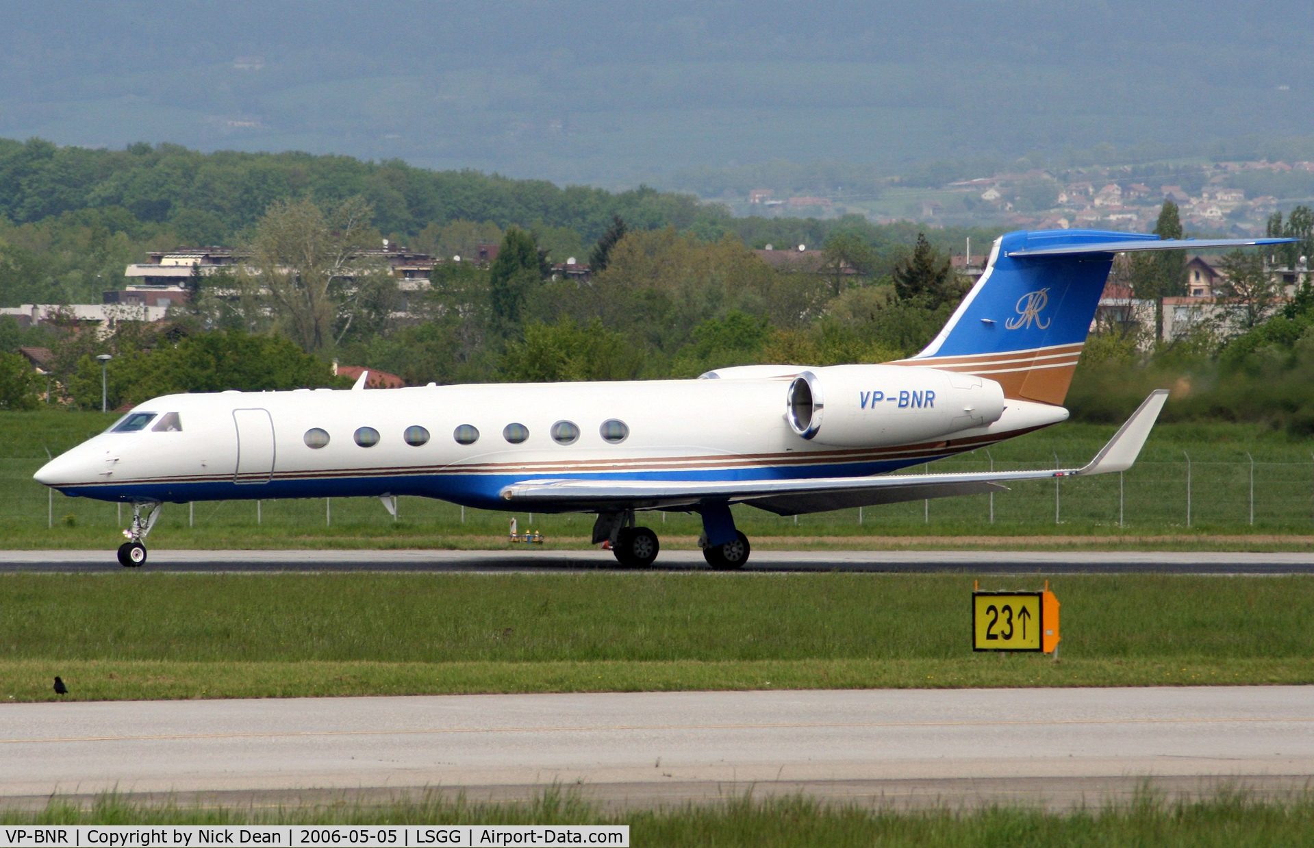 VP-BNR, 2004 Gulfstream Aerospace GV-SP (G550) C/N 5033, LSGG