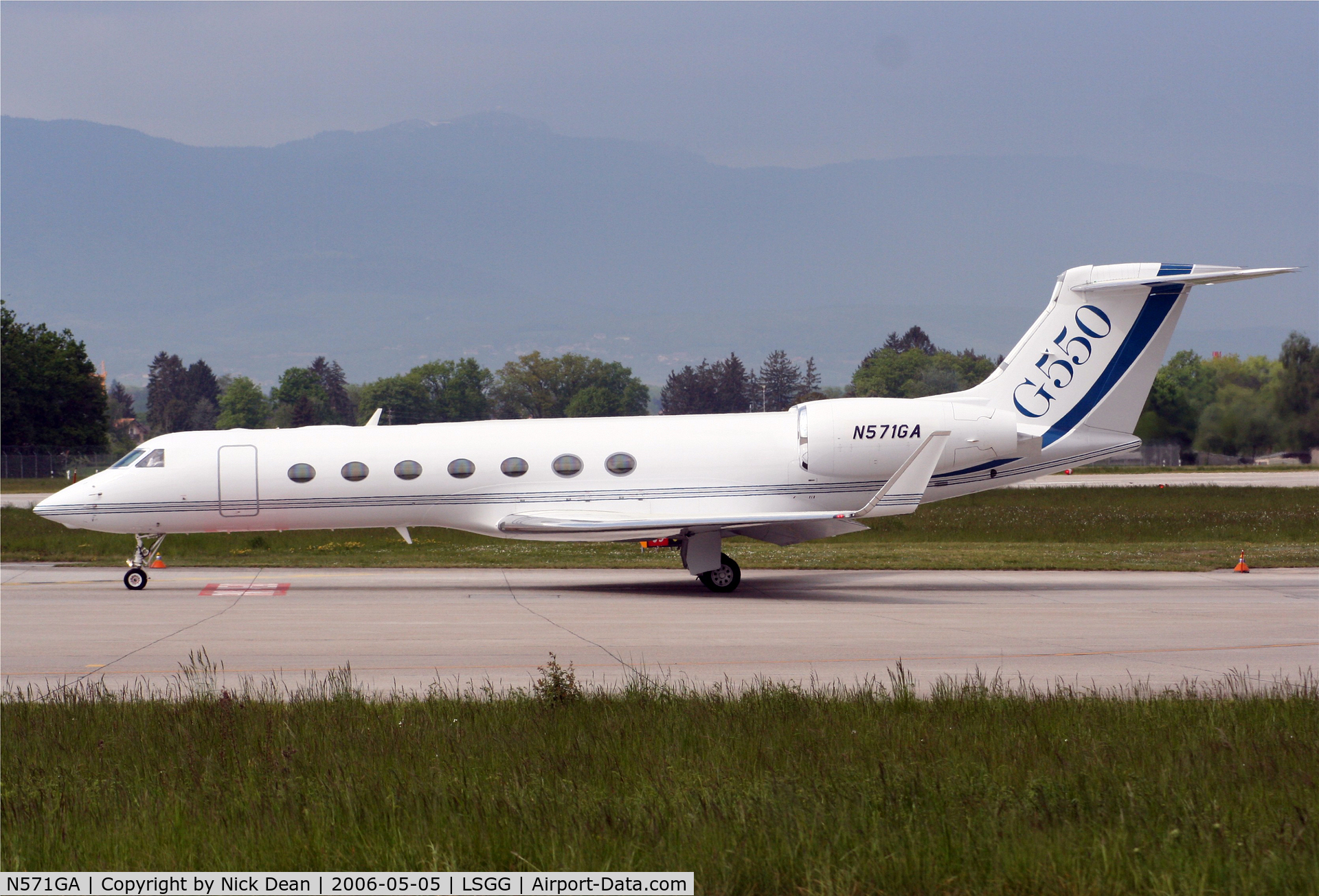 N571GA, 2005 Gulfstream Aerospace GV-SP (G550) C/N 5071, LSGG