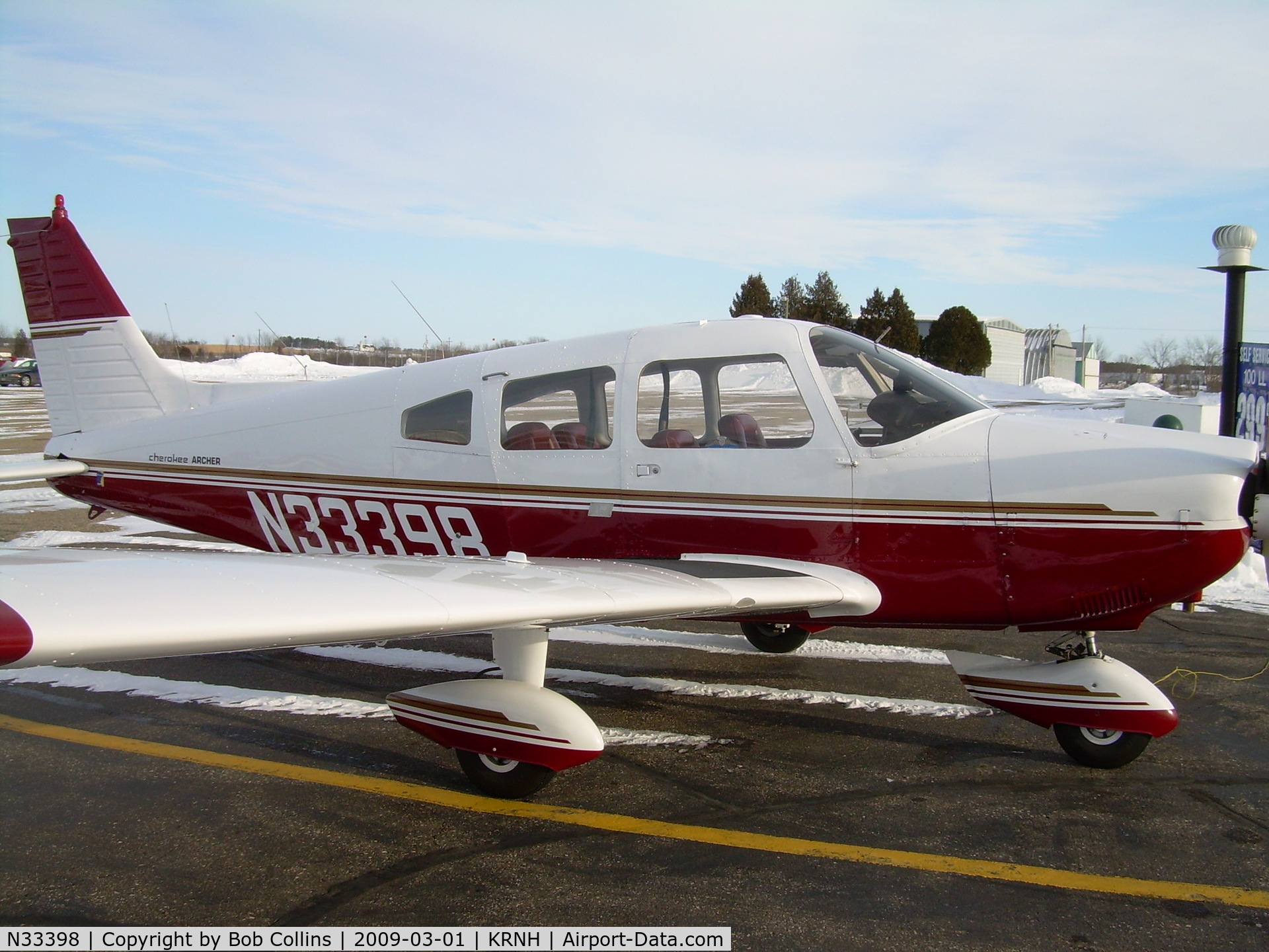 N33398, 1975 Piper PA-28-180 C/N 28-7505141, On the ramp at New Richmond, Wi.