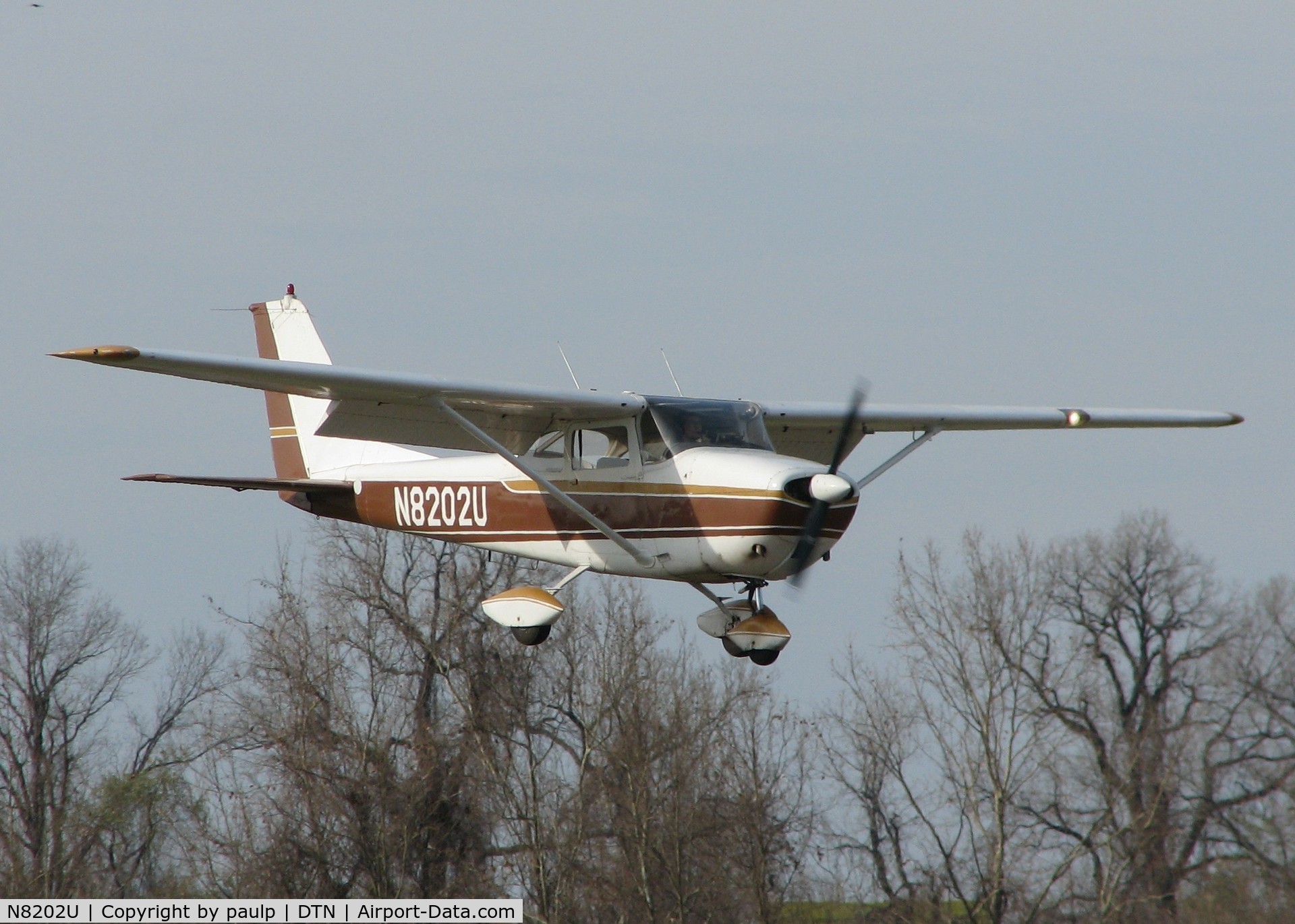 N8202U, 1964 Cessna 172F C/N 17252102, Landing on runway 14 at the Shreveport Downtown airport.