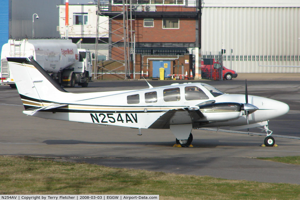 N254AV, 2000 Hawker Beechcraft Corp G58 Baron C/N TH-2254, Beech 58 at Luton