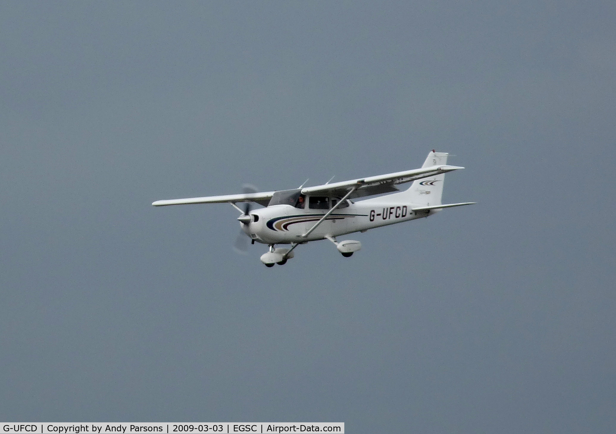 G-UFCD, 2000 Cessna 172S C/N 172S-8443, G-UFCD Landing at Cambridge