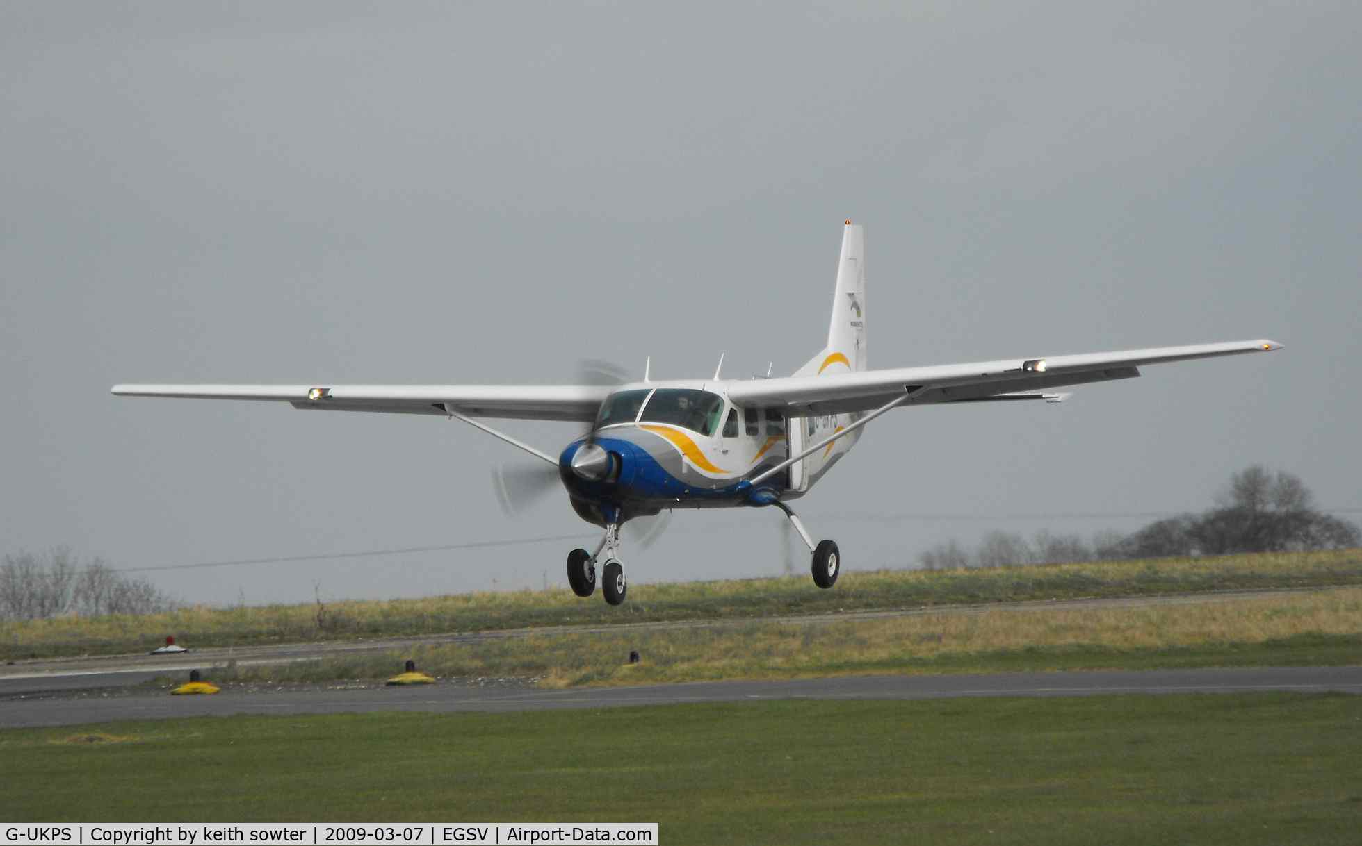 G-UKPS, 2007 Cessna 208 Caravan 1 C/N 20800423, Touching down after releasing more sky divers