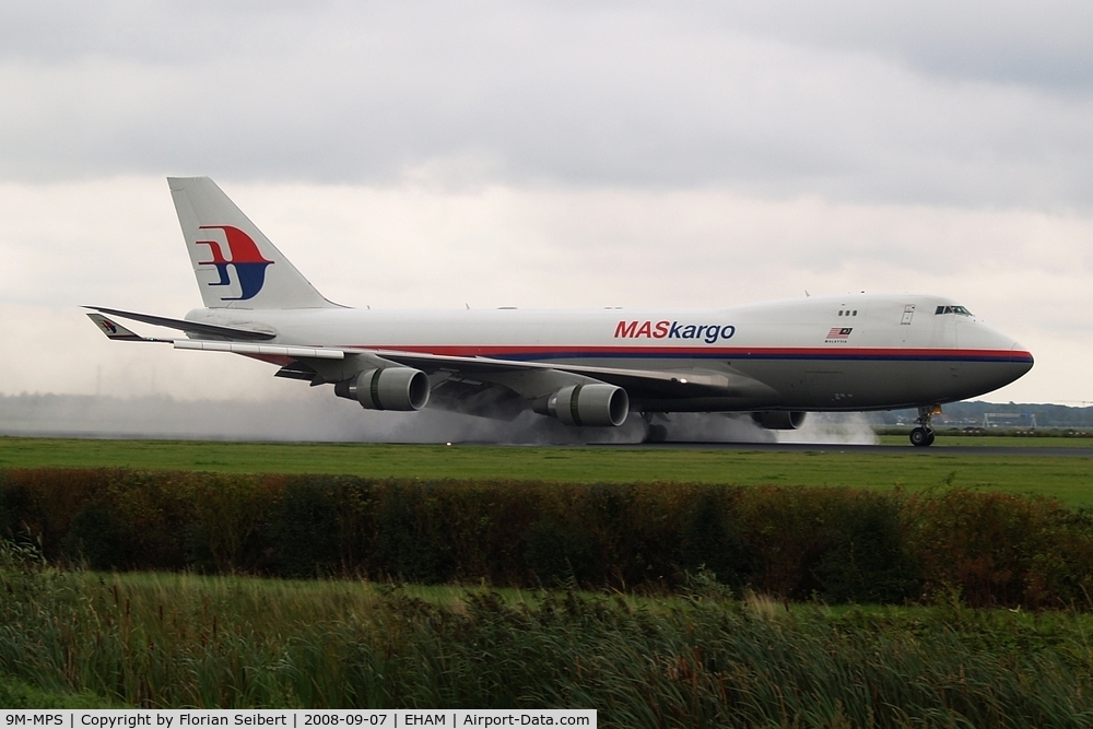 9M-MPS, 2006 Boeing 747-4H6F C/N 29902, A very wet Polderbaan