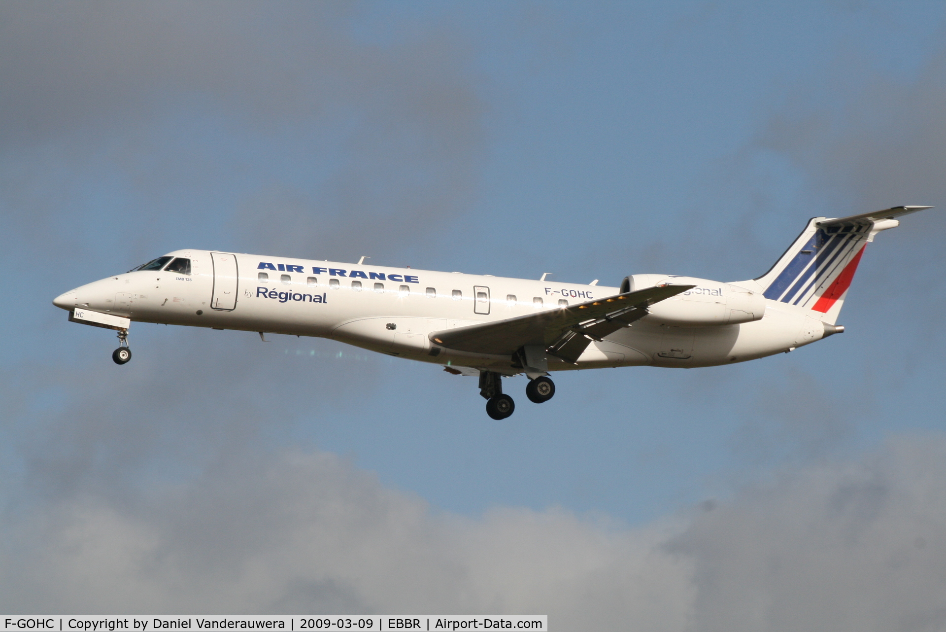 F-GOHC, 2000 Embraer ERJ-135ER (EMB-135ER) C/N 145243, flight AF5400 is descending to rwy 25L