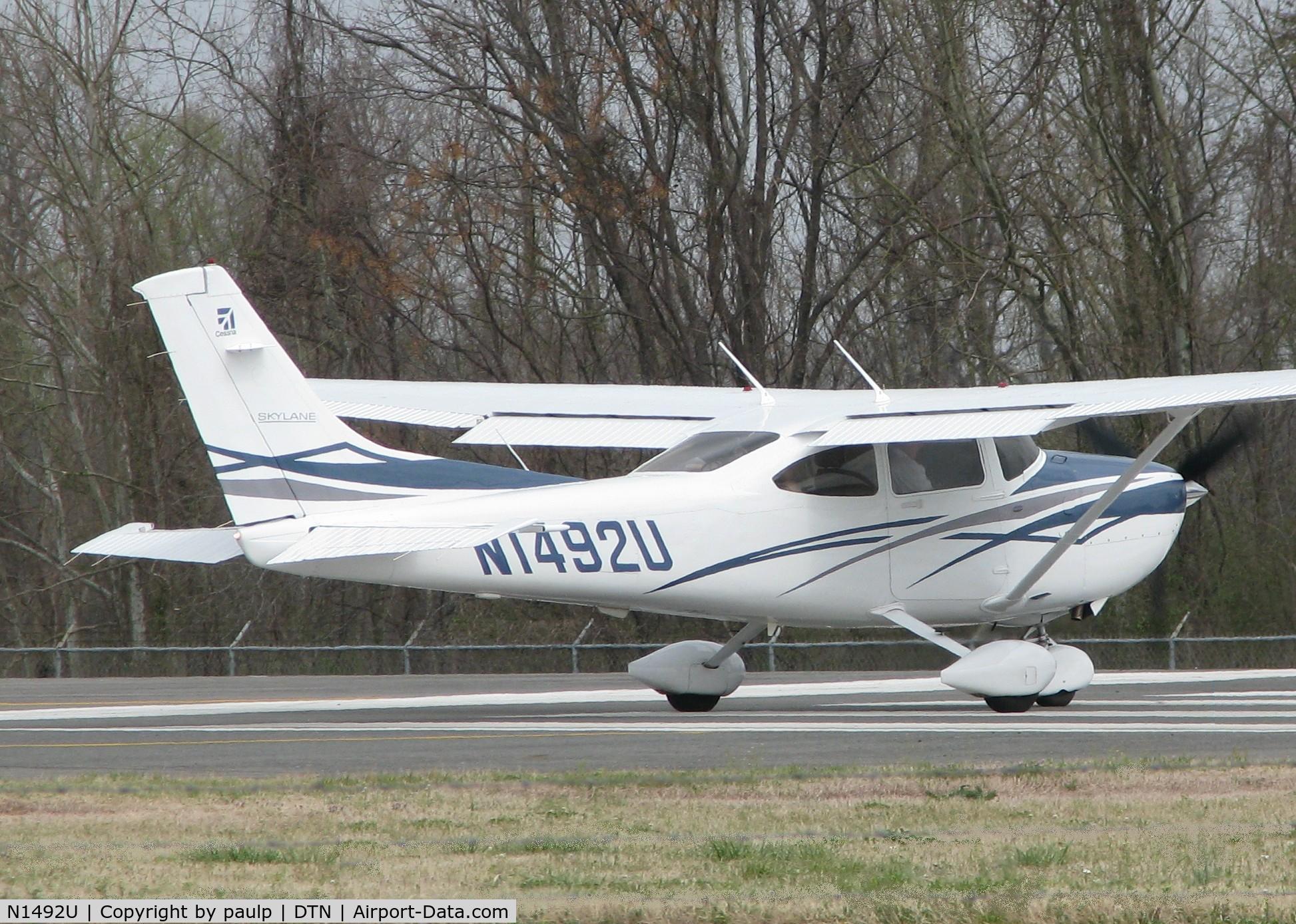 N1492U, 2007 Cessna 182T Skylane C/N 18281962, Turning onto runway 14 at the Shreveport Downtown airport.