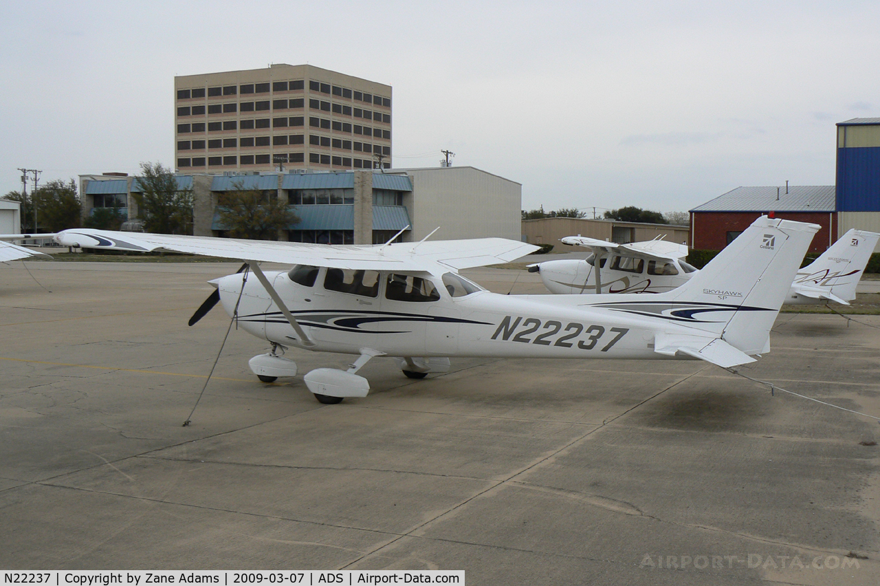 N22237, 2005 Cessna 172S C/N 172S10025, At Dallas Addison