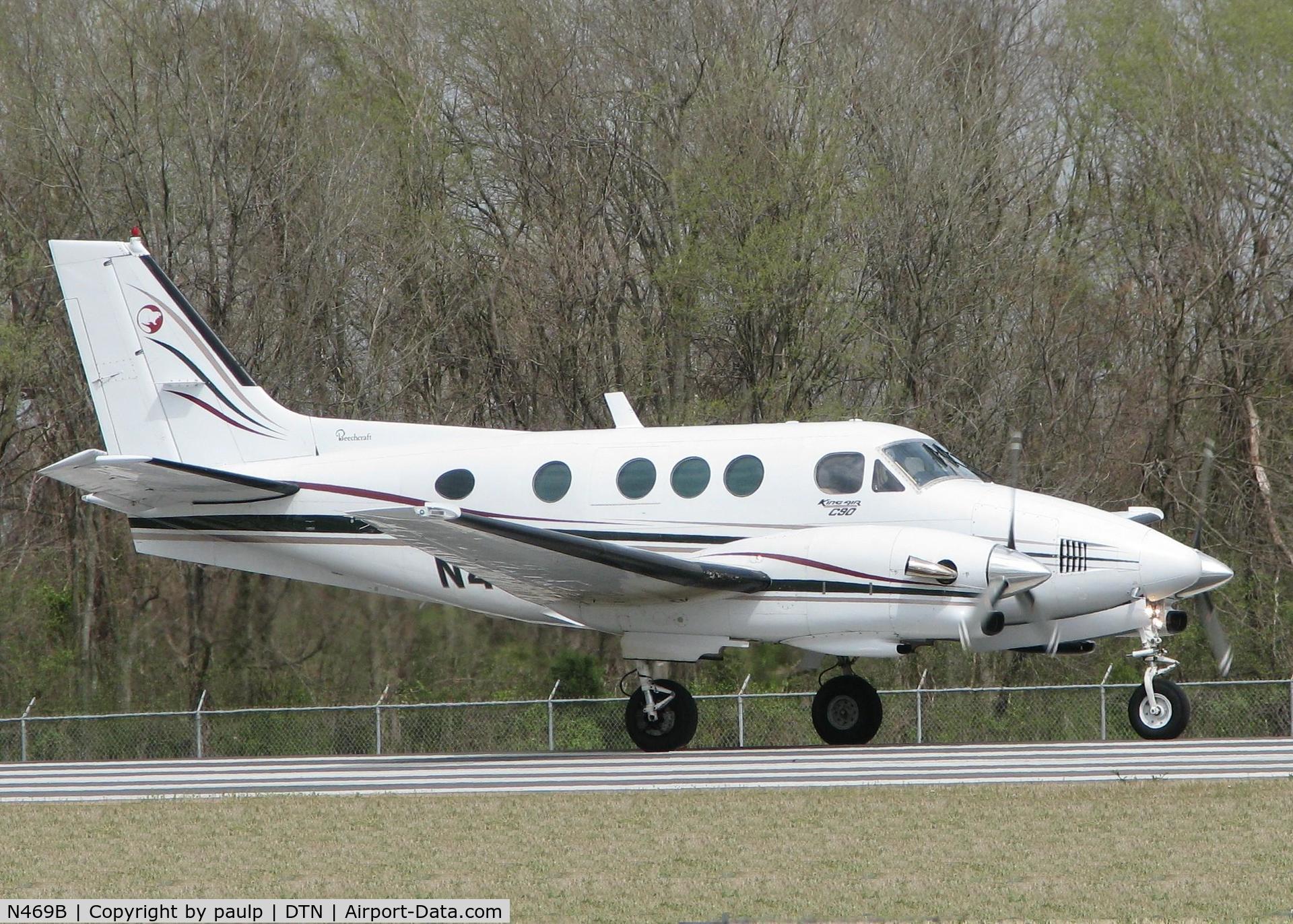 N469B, 1978 Beech C90 King Air C/N LJ-803, Taking off on Rwy 14 at the Shreveport Downtown Airport.