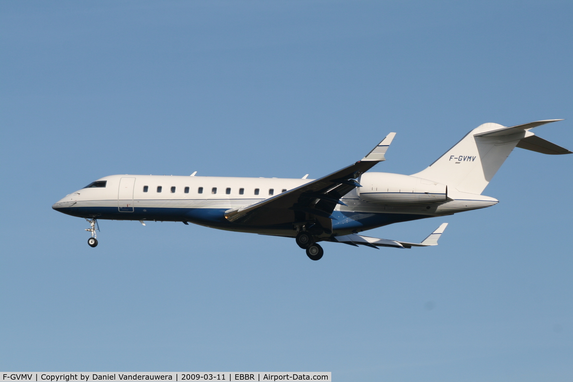 F-GVMV, 2006 Bombardier BD-700-1A10 Global Express XRS C/N 9202, Arriving to rwy 25L