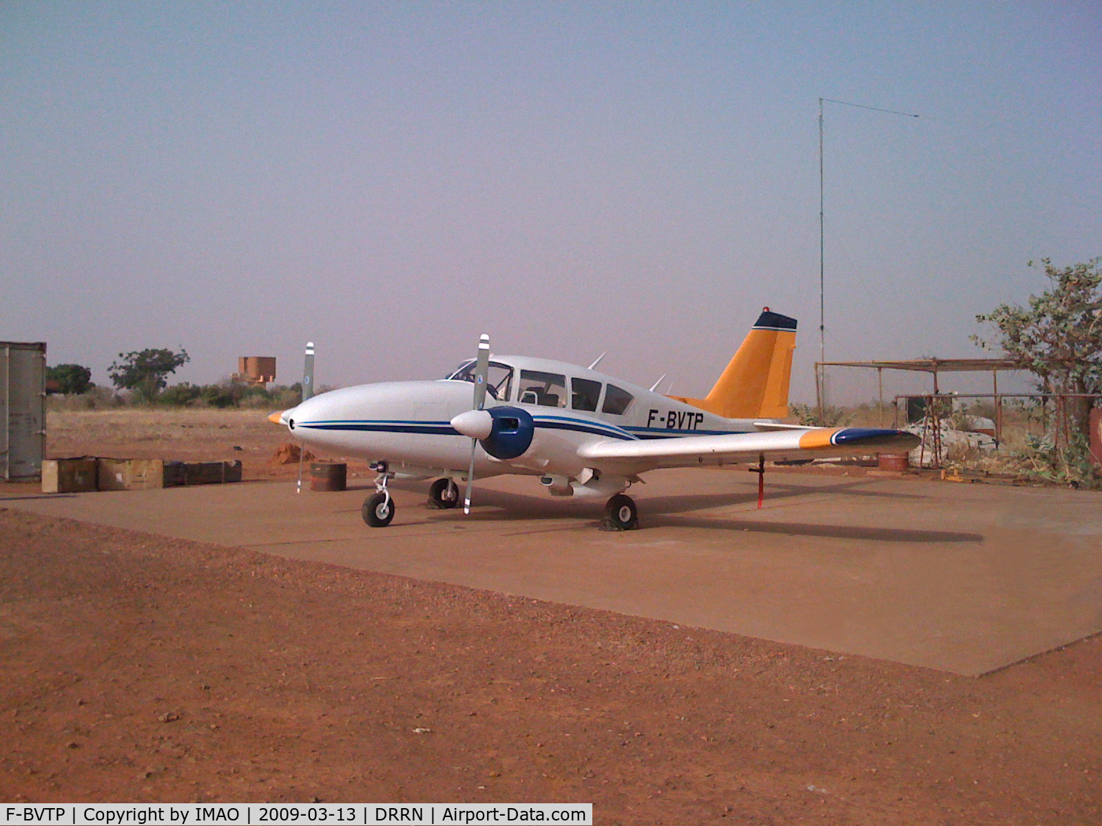 F-BVTP, Piper PA-23-250 Aztec C/N 273901, New paintings for this bird (thanks to Pierre F.)