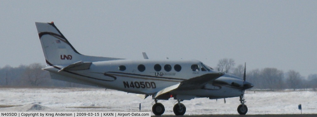 N405DD, Raytheon Aircraft Company C90A C/N LJ-1748, Taxiing to runway 13.