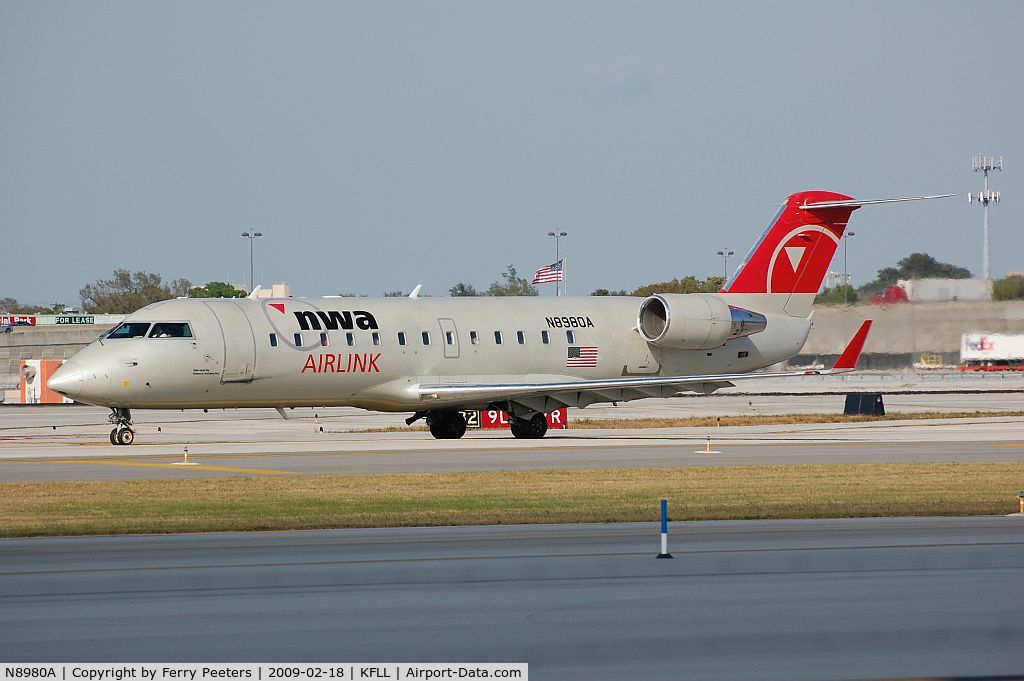 N8980A, 2004 Bombardier CRJ-200 (CL-600-2B19) C/N 7980, Taxying fot take-off at FLL