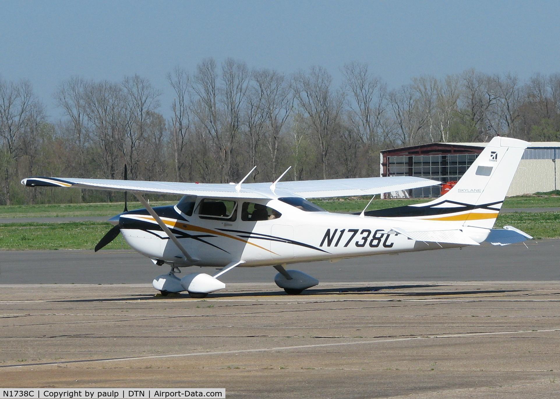 N1738C, 2007 Cessna 182T Skylane C/N 18282040, Parked at the Shreveport Downtown airport.