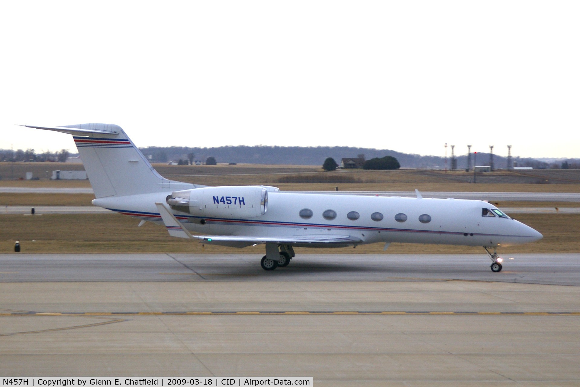 N457H, 2001 Gulfstream Aerospace G-IV C/N 1462, Taxiing by the tower on the way to Landmark FBO