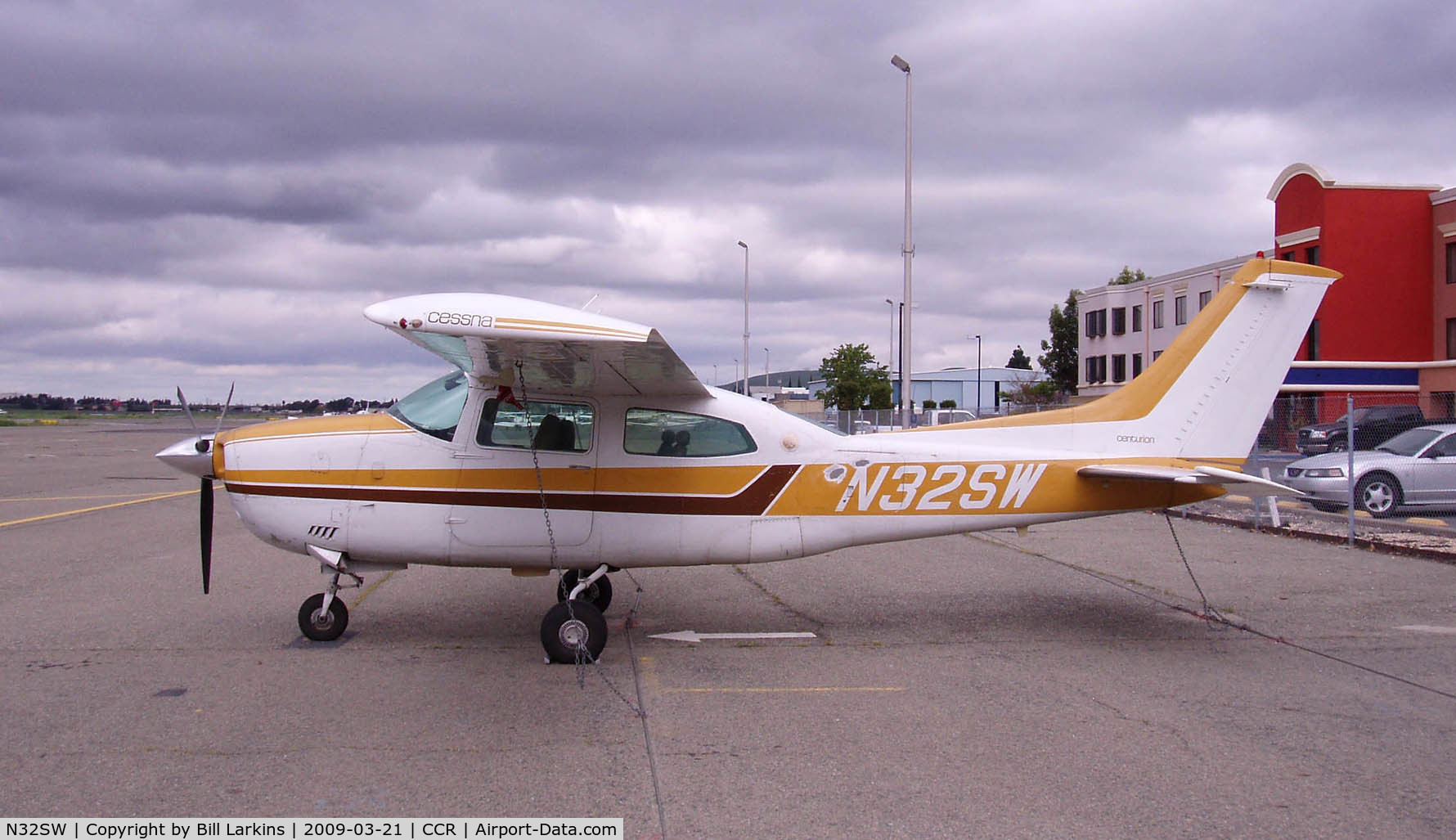 N32SW, 1977 Cessna 210M Centurion C/N 21062016, Visitor