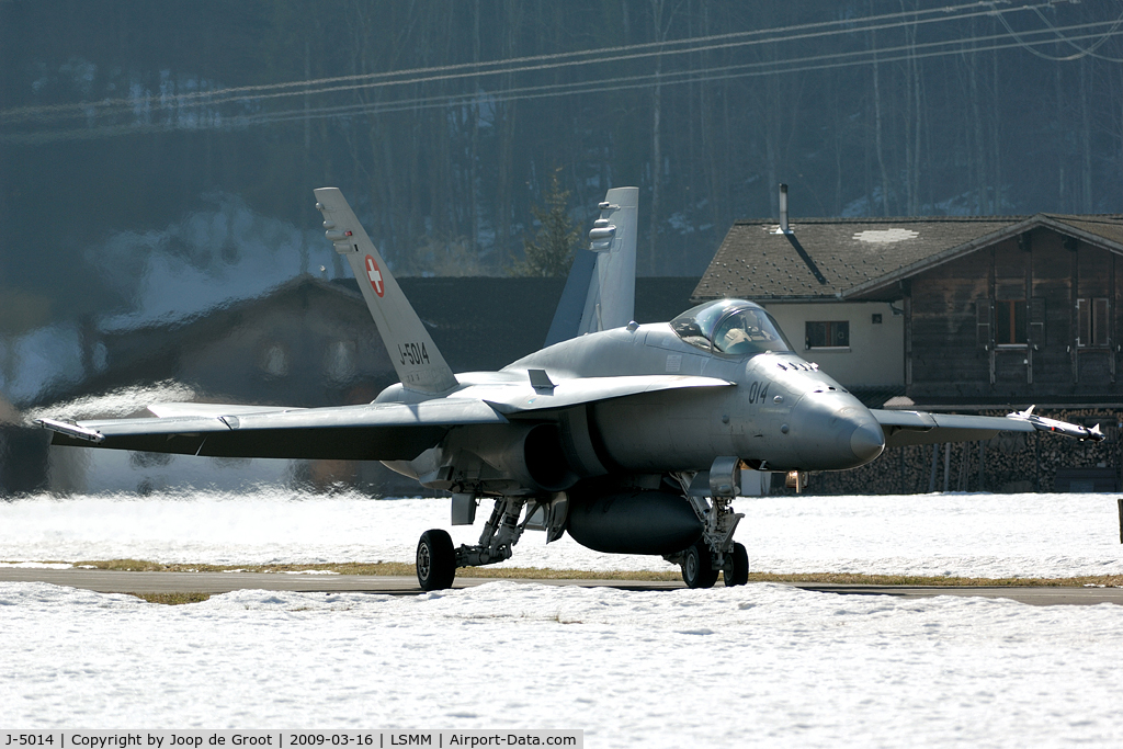 J-5014, McDonnell Douglas F/A-18C Hornet C/N 1359, Hornet on its way via the secundary taxiway to Rwy 10.