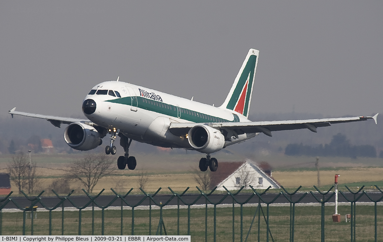 I-BIMJ, 2002 Airbus A319-112 C/N 1779, Dropping left wing to remain in line at landing a few feet above on rwy 25L.