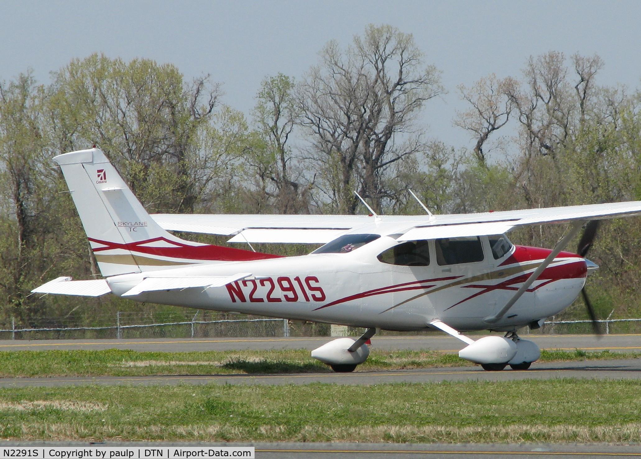 N2291S, 2007 Cessna T182T Turbo Skylane C/N T18208738, Holding short of runway 14 waiting on landing traffic at the Shreveport Downtown airport.