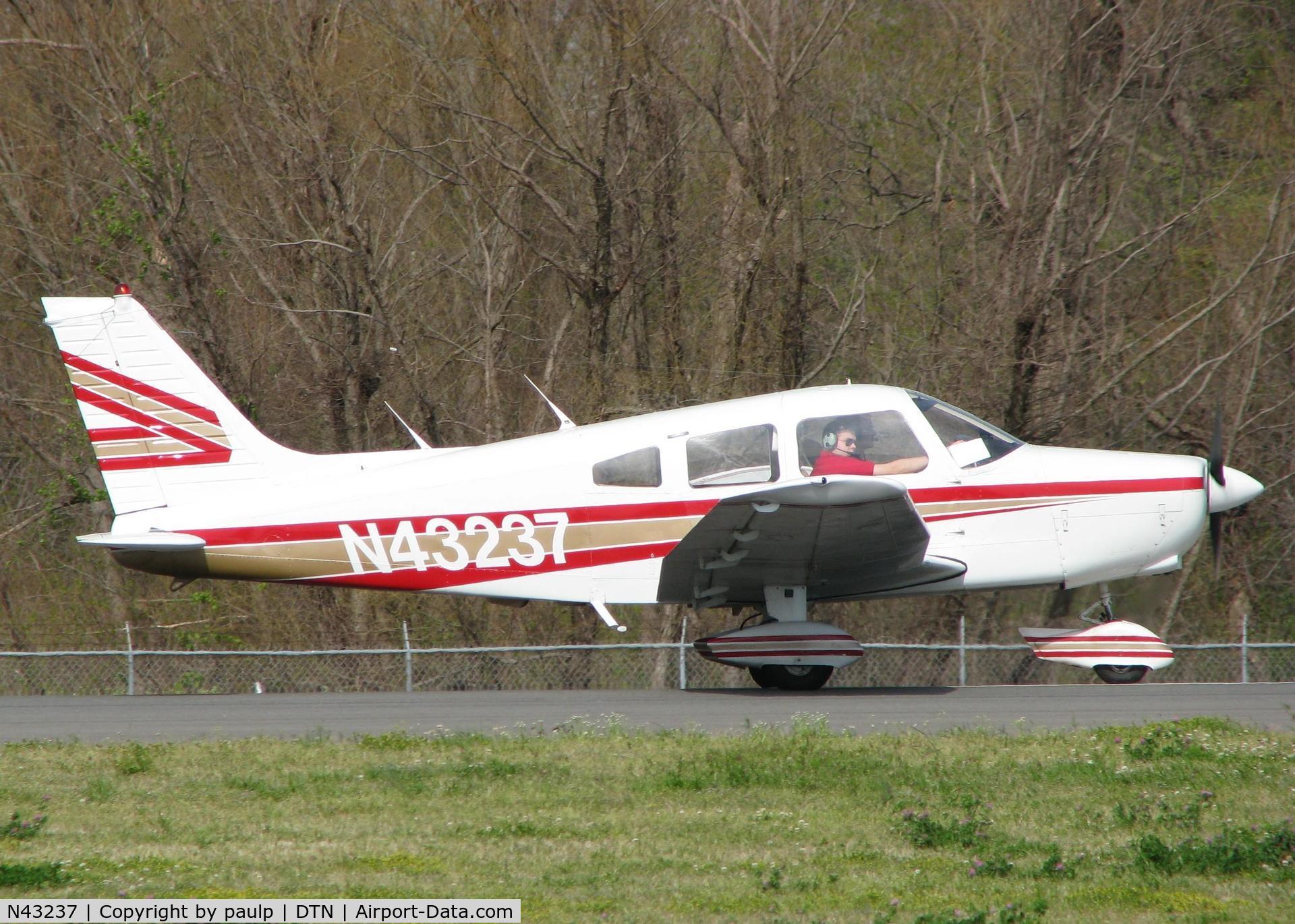 N43237, 1952 Piper PA-28-151 C/N 28-7415452, Starting to roll down runway 14 at the Shreveport Downtown airport.