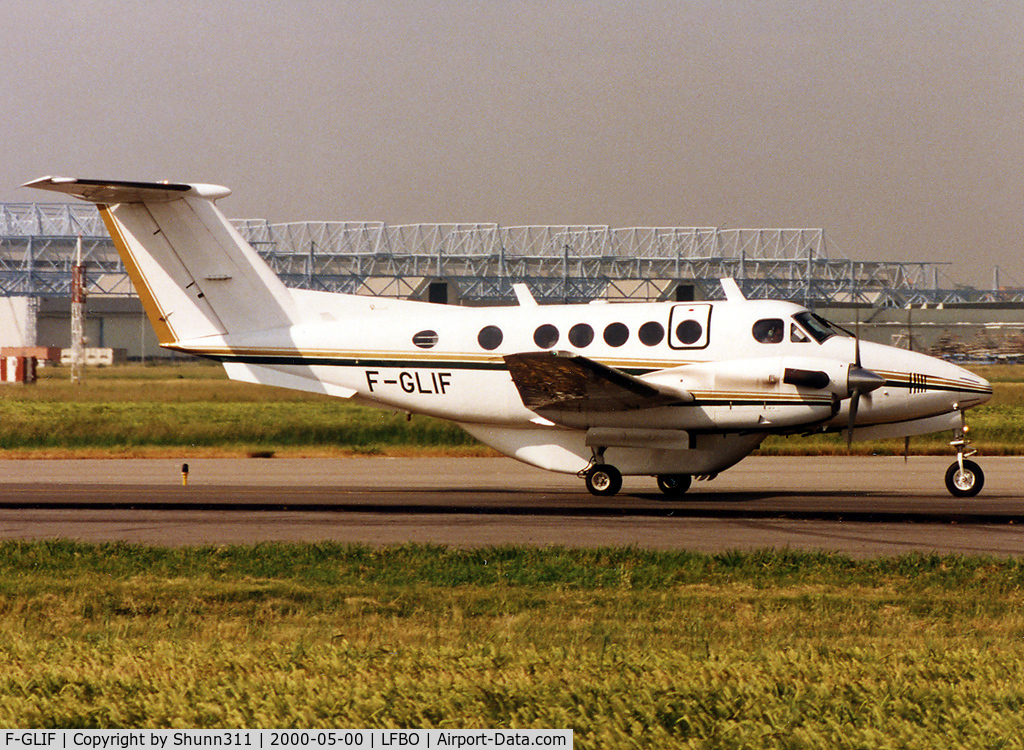 F-GLIF, 1976 Beech 200 Super King Air C/N BB-192, Rolling holding point rwy 15L for departure...