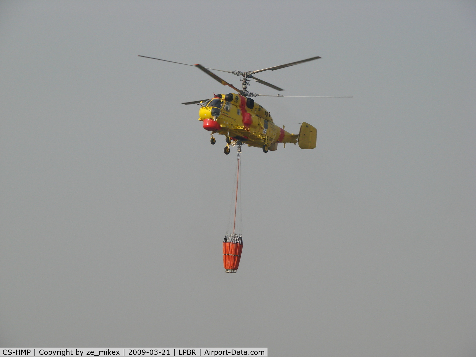 CS-HMP, Kamov Ka-32A11BC C/N 9906, Komov, landing at Braga, after combating fires in geres.