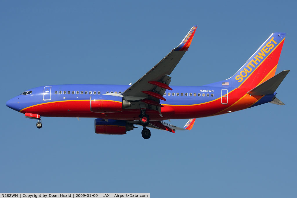 N282WN, 2007 Boeing 737-7H4 C/N 32534, Southwest Airlines N282WN (FLT SWA2742) from Houston William P Hobby Airport (KHOU) on short-final to RWY 25L.