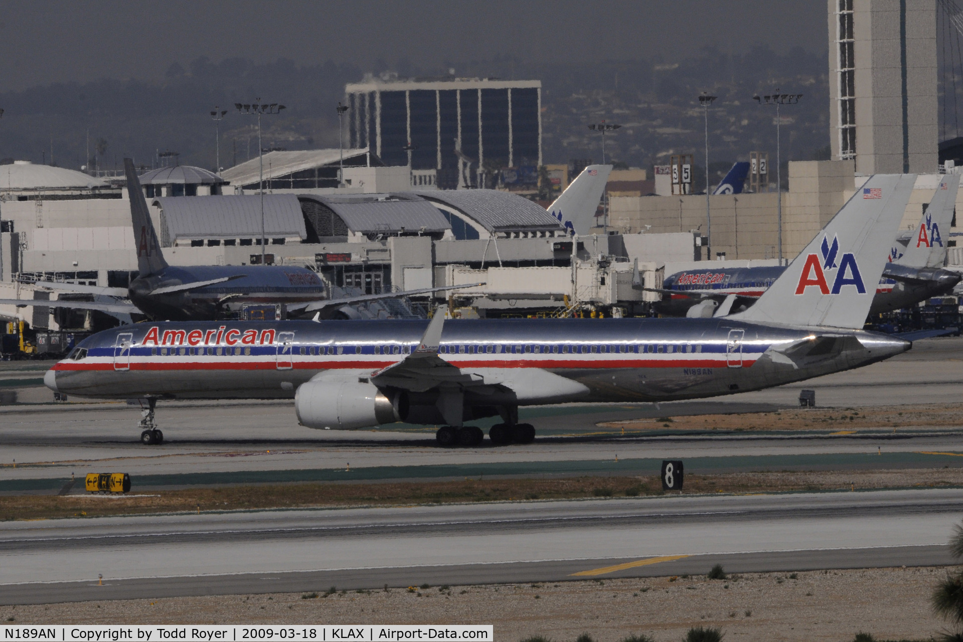 N189AN, 2001 Boeing 757-223 C/N 32383, Taxi to gate