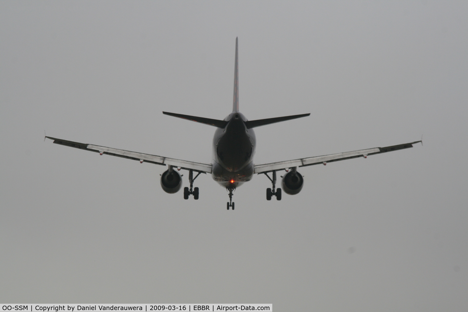 OO-SSM, 2000 Airbus A319-112 C/N 1388, flight SN3200 is descending to rwy 25L - foggy weather