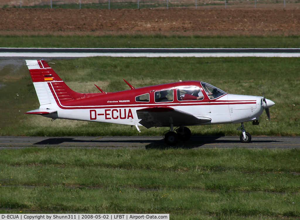 D-ECUA, 1985 Piper PA-28 C/N 1715, Taxiing to his parking...
