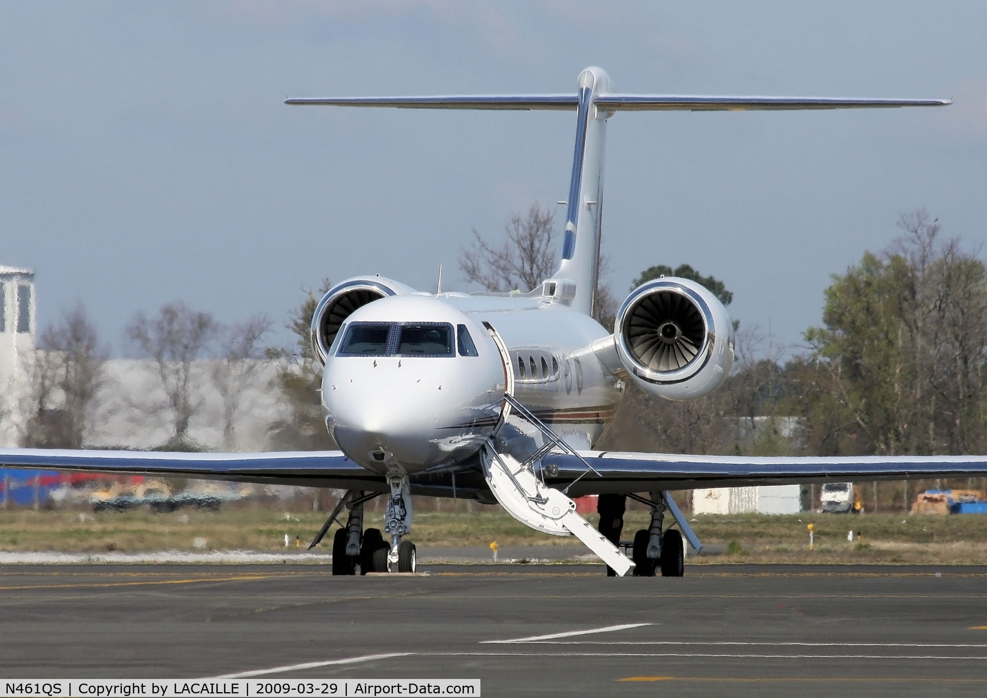 N461QS, 2008 Gulfstream Aerospace GIV-X (G450) C/N 4125, Arrivée au parking à Mérignac