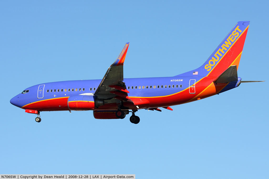N706SW, 1998 Boeing 737-7H4 C/N 27840, Southwest Airlines N706SW (FLT SWA2642) from Chicago Midway (KMDW) on short final to RWY 24R.