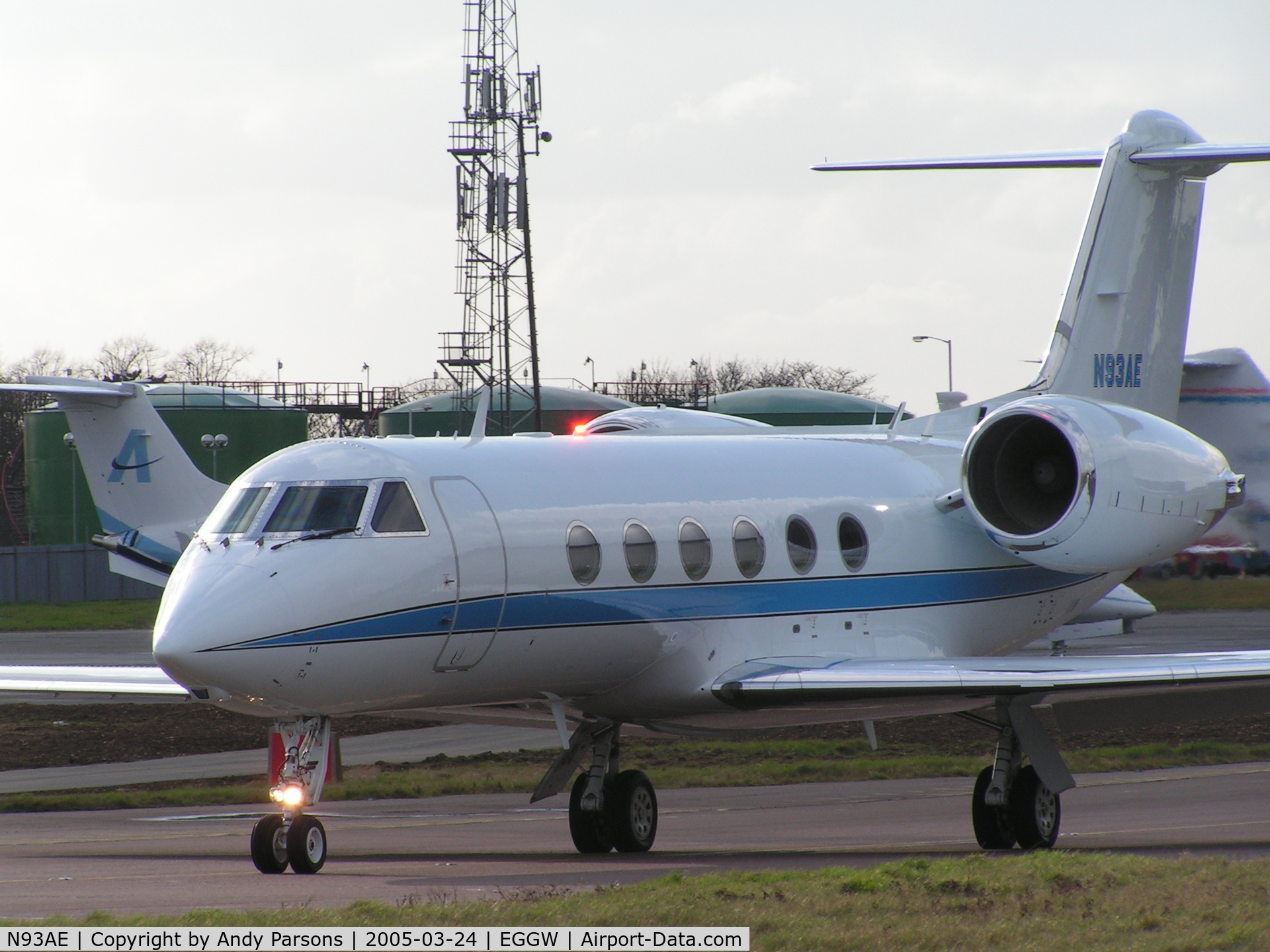 N93AE, 1996 Gulfstream Aerospace G-IV C/N 1302, Departing Luton