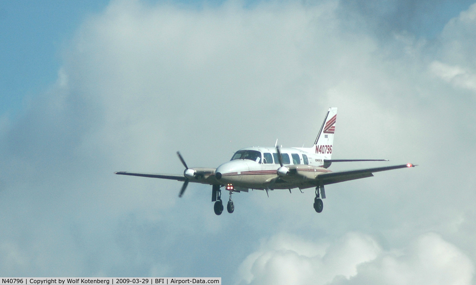 N40796, Piper PA-31-350 Chieftain C/N 31-8152084, landing