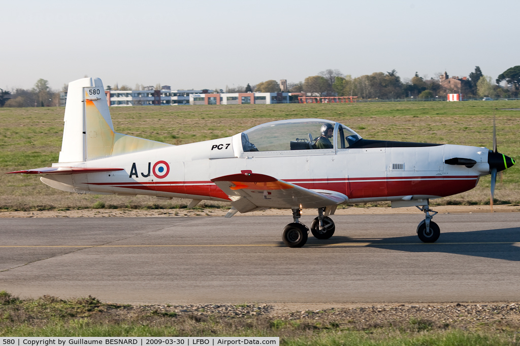 580, Pilatus PC-7 Turbo Trainer C/N 580, Taxiing to 32R